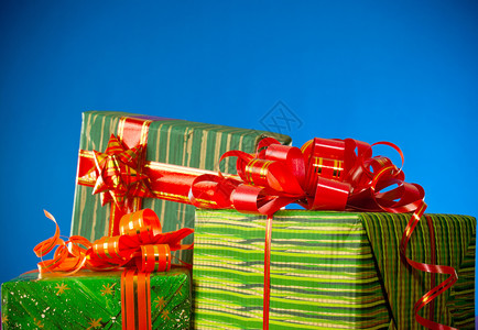 蓝色背景的圣诞礼物 含蓝色背景 绿色的 圣诞节背景图片