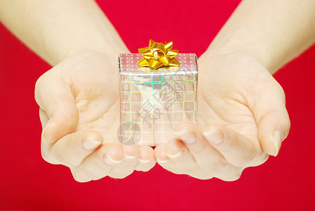 手握礼物 手指 假期 夫妻 展示 红色的 希望背景图片