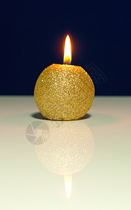 蓝底的金色烧蜡烛背景图片