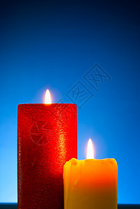5个蓝底的彩色蜡烛燃烧 圣诞节 红色的 假期 庆典背景图片