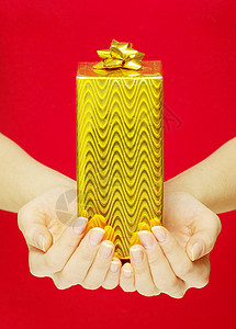 手握礼物 爱 手指 夫妻 假期 希望 圣诞节背景图片