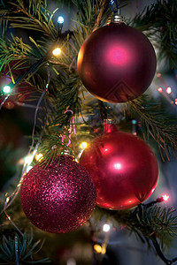 圣诞树装饰品 庆典 纹饰 球 点缀 红色的背景图片