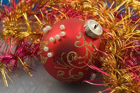 圣诞树装饰品 季节 珠子 新年 球 红色的 庆典背景图片