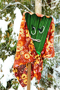 冬天长着丑脸的有趣的扫帚 微笑 户外 雪 假期高清图片