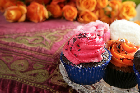 彩色松饼粉红橙油奶油古年 玫瑰 时尚 派对高清图片