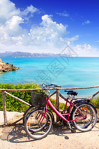 透明绿松石水 欧洲 云 蓝色的 自行车 海景 阿尔库迪亚背景图片