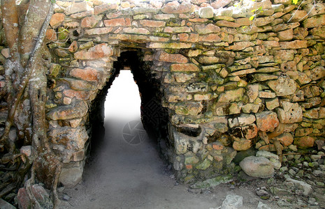 图鲁姆废墟入口的玛雅文化拱门图片