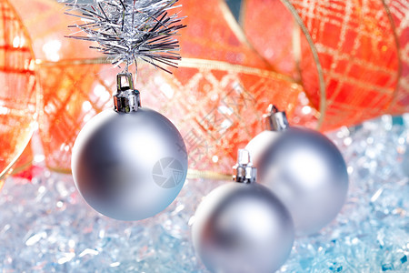 银色球圣诞银 冰上带红丝带背景
