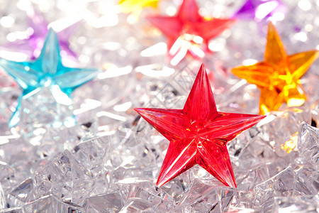 圣诞红玻璃星在冬季冰上 季节 蓝色的 乐趣 金的背景图片