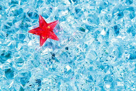 寒冷蓝冰上的圣诞红玻璃星背景图片