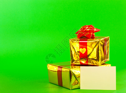 两张礼物和空白卡 庆典 空白的 闪亮的 展示 圣诞节 绿色的背景图片