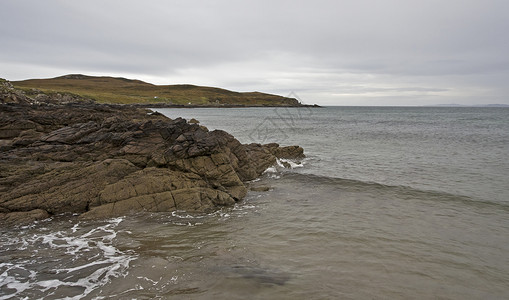 苏格兰的石头状海岸线高清图片