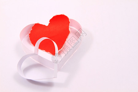 白色背景上的纸张红心 假期 夫妻 纸板 简单的 纸盒背景图片