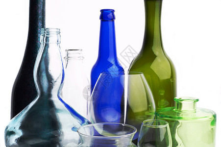 白酒瓶装白酒 产品 血管 白兰地 酒吧 红酒杯 绿色的背景图片