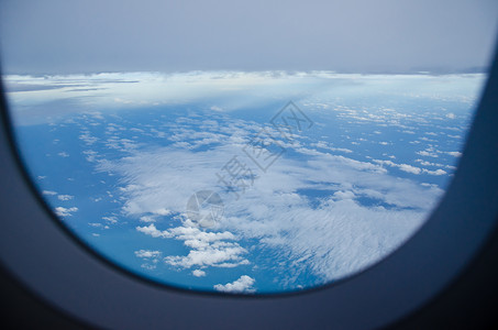 飞行飞机上窗口的云层图片