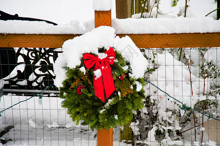 圣诞节 红色的 花圈 季节性的 白色的 冬天 栅栏 季节 假期背景图片