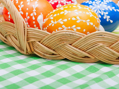 复活节油漆的鸡蛋 篮子 绿色的 黄色的 假期 方格布式 画背景图片