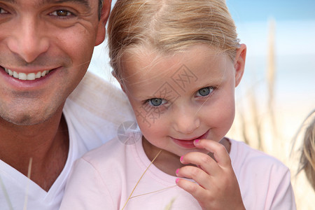 父亲和女儿在沙滩上 海 后代 粘接 夏天 纽带 眼睛背景图片