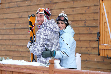 度假滑雪的情侣 沉降 爱好 滑雪道 活动 舱 异性 丈夫背景图片