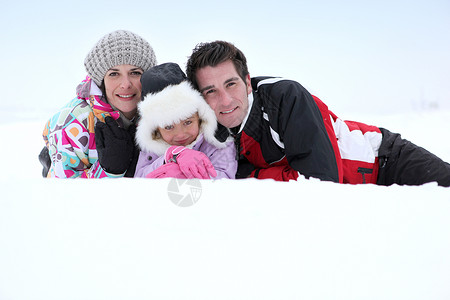 有孩子的夫妇在滑雪度假胜地摆布背景图片