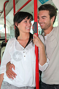 公交巴士中的夫妻情侣背景图片