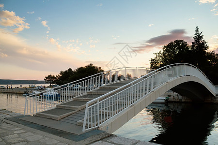 在克里夫尼察的运河上架桥背景图片