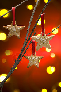 圣诞饼干作为树装饰品 快活的 爱 圣诞节 庆典高清图片