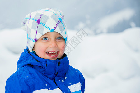 冬季男孩扔雪球 衣服 乐趣 投掷 微笑 男性 滚雪球 青年背景图片