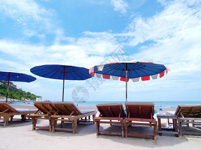 沙滩椅和海边的伞 躺椅 椅子 假期 夫妻 美丽图片
