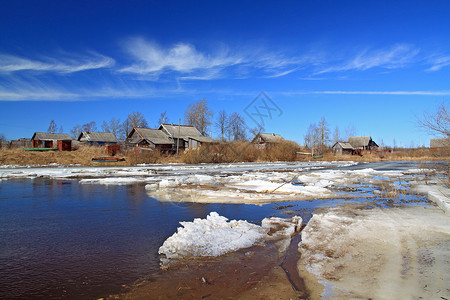 海岸秋季河上的村村 日志 财产 俄罗斯 宁静 雪堆 天气图片