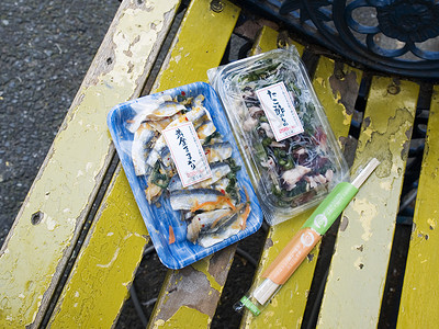 在日本东京的街头小吃 章鱼 街道 腌制背景图片