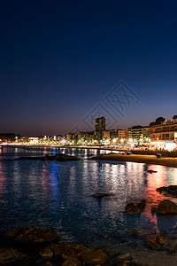 夜晚的布拉瓦海岸酒店高清图片