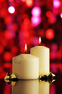 蜡烛 宗教庆典 宗教活动 反射 12月25日 火焰 自然光 假期 红色的背景图片