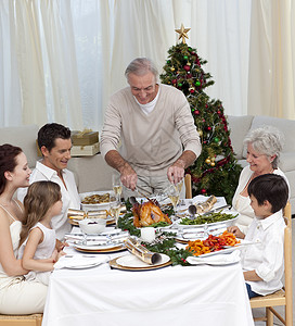 感恩晚宴家人在家和火鸡一起庆祝圣诞晚宴背景