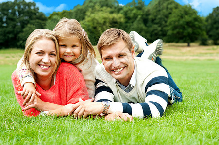 欢乐的家庭在公园里享受着快乐的一天图片