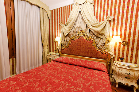 在现代房间的双人床 套房 卧室 地毯 装饰风格 灯 房子图片