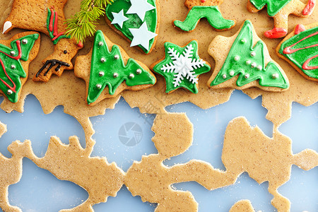 圣诞姜饼饼干过面粉 装饰的 棕色的 假期 食物 手工制作的 绿色的背景图片