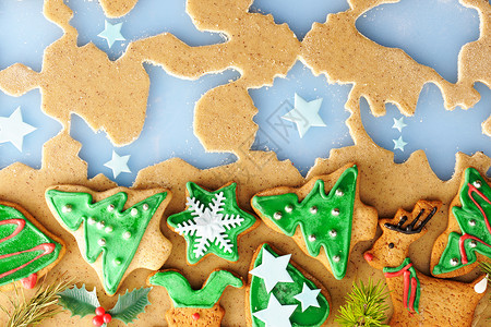 圣诞姜饼饼干过面粉 手工制作的 食物 假期背景图片