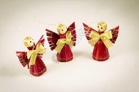 天使 圣诞树 装饰品 红色的 稻草 金子背景图片