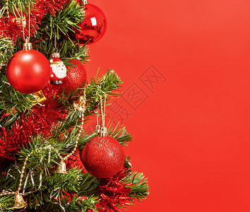 红背景上装饰的圣诞节树 季节 装饰品 冬天 金的背景图片
