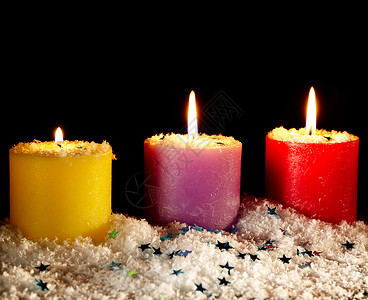三个人造雪蜡烛 艺术 燃烧 黄色的 庆典 假期 人造的背景图片