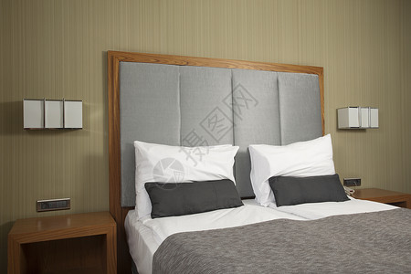 旅馆房间 酒店 桌子 住宅 公寓 奢华 灯 地面 床单图片