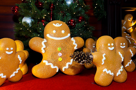 圣诞节的姜饼 小吃 快乐的 快乐 脸 模糊 树 宏观背景图片