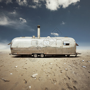 沙漠中的钢铁大篷车图片