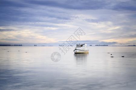 蓝色清晨的小小船 水 放松 活动 旅游 早晨 旅行高清图片