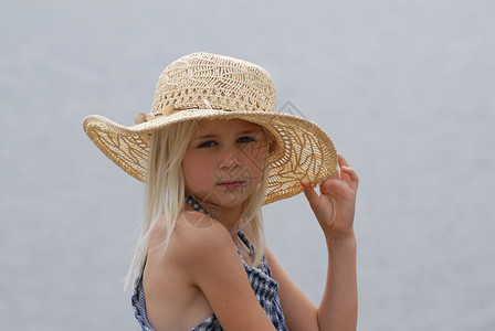 梅迪辛哈特戴草帽的女孩 斯堪的纳维亚半岛 帽子 孩子 波特雷特 天空背景