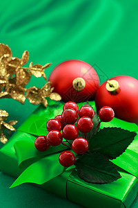 圣诞绿色礼品盒 小玩意儿 丝带 丝滑的 假期 展示 礼物盒 庆典背景图片