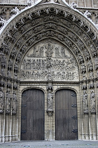 著名的我们的大教堂的铜门入口高清图片