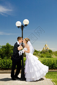 新娘和新郎的亲吻 天空 已婚 婚姻 灯笼 男人图片