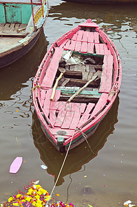 瓦拉纳西邦加河的老旧红船背景图片